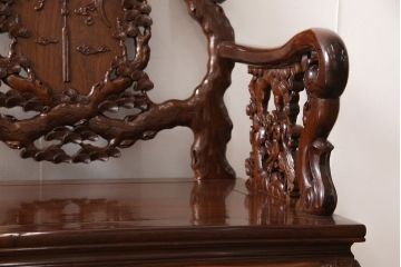 中古　高級唐木家具　カリン材　細やかな彫りの意匠が魅力的なベンチ(板座チェア、花梨材)(定価約89万円)(R-052274)