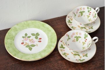 WEDGWOOD　ウェッジウッド　ワイルドストロベリー　カップ&ソーサー2客・プレート2枚セット(洋食器)(R-052282)