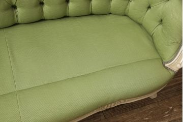 中古美品　カリモク家具(karimoku)　domani(ドマーニ)　Louis(ルイ)XVシリーズ　淡い色合いがエレガントな2人掛けソファ(二人掛けソファ、2P)(定価約58万円)(R-052284)