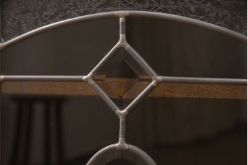 中古美品　三越家具　Brugge(ブルージュ)　ステンドグラスとバラのレリーフが上品なサイドボード(サイドキャビネット、戸棚、収納棚)(定価約17万円)(R-052286)