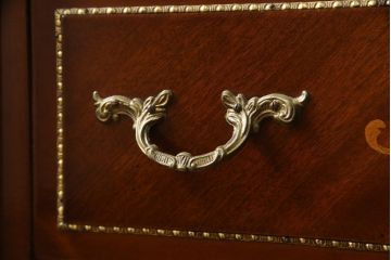 中古　イタリア高級輸入家具　象嵌と真鍮金具で凝ったつくりが美しいサイドボード(引き出し、チェスト)(定価約60万円)(R-052287)