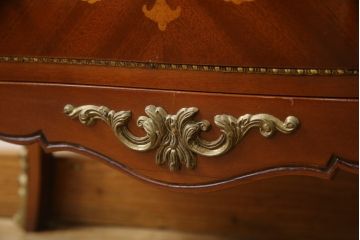 中古　イタリア高級輸入家具　象嵌と真鍮金具で凝ったつくりが美しいサイドボード(引き出し、チェスト)(定価約60万円)(R-052287)