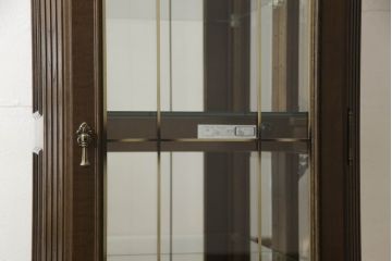 中古　超美品　カリモク家具(karimoku)　domani(ドマーニ)　QUEENS　LIFE(クイーンズライフ)　洗練されたデザインが美しいキュリオケース(飾り棚、ガラスケース、陳列棚、収納棚)(定価約32万円)(R-052289)