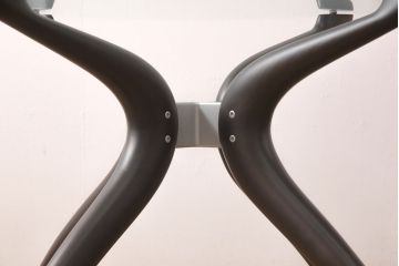 中古　美品　イタリア製　ポラダ(porada)　RETRO1(レトロ1)　芸術品のような独特のデザインが魅力のダイニングテーブル(ガラステーブル、ラウンドテーブル)(定価約46万円)(R-052299)