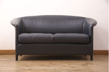 中古　美品　オーストリア　ヴィットマン(WITTMANN)　AURA(アウラ)　丸みのあるデザインで優しい雰囲気を醸し出す高級本革二人掛けソファ(2P、アームソファ)(定価約50万円)(R-052307)