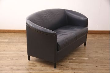 中古　美品　オーストリア　ヴィットマン(WITTMANN)　AURA(アウラ)　丸みのあるデザインで優しい雰囲気を醸し出す高級本革二人掛けソファ(2P、アームソファ)(定価約50万円)(R-052307)