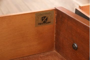 中古美品　イギリス高級家具　マホガニー材　ロスジョン(ROSJOHN)　イギリス王室御用達　洗練されたデザインが美しいチェスト(定価約33万円)(引き出し、サイドボード)(R-052308)