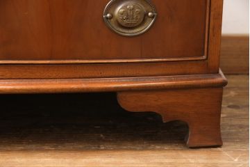 中古美品　イギリス高級家具　マホガニー材　ロスジョン(ROSJOHN)　イギリス王室御用達　洗練されたデザインが美しいチェスト(定価約33万円)(引き出し、サイドボード)(R-052308)