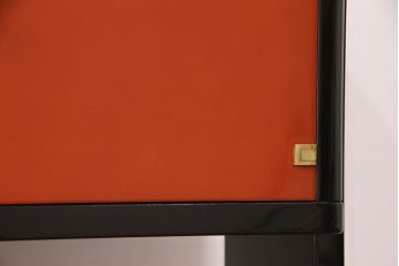 和製ビンテージ　国産工芸家具　総漆塗り　朱と黒のコントラストが美しいモダンキャビネット(収納棚、戸棚)(R-052309)