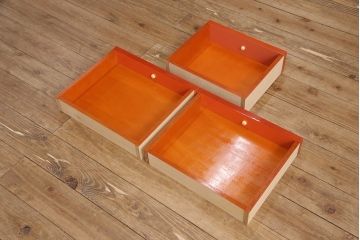 和製ビンテージ　国産工芸家具　総漆塗り　朱と黒のコントラストが美しいモダンキャビネット(収納棚、戸棚)(R-052309)