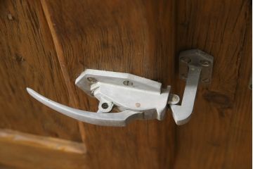 中古　超美品　CRASH GATE(クラッシュゲート) Knot antiques (ノットアンティークス)　ERIO CABINET 4DOOR　カントリーな雰囲気がかわいらしい、アンティーク加工の冷蔵庫風キャビネット(収納棚、戸棚)(R-052310)