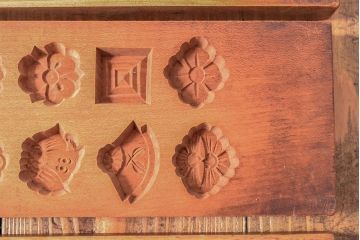 昭和レトロ　古い菓子型5点(キッコーマン、おかめ、大黒、三つ巴)(R-052323)
