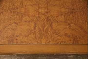 中古美品　イタリア高級家具　メデア(Medea)　滑らかな曲線と杢目が美しいセンターテーブル(定価約27万円)(リビングテーブル、ローテーブル)(R-052326)