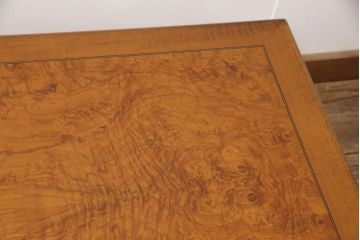 中古美品　イタリア高級家具　メデア(Medea)　滑らかな曲線と杢目が美しいセンターテーブル(定価約27万円)(リビングテーブル、ローテーブル)(R-052326)