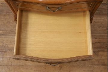 中古美品　DREXEL HERITAGE(ドレクセルヘリテイジ)　Touraine(ツーレイン)　マホガニー材　気品ある佇まいが美しいサイドテーブル(ナイトテーブル、エンドテーブル、サイドチェスト)(R-052329)