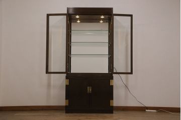 中古　美品　カリモク家具(karimoku)　domani(ドマーニ)　Morganton(モーガントン)　スタイリッシュな佇まいが気品溢れる飾り棚(キャビネット、収納棚、陳列棚、食器棚、本箱)(R-052331)