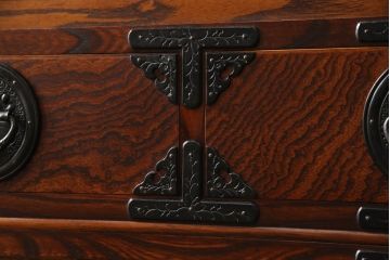 中古　超美品　岩谷堂箪笥　格子のデザインと美しい杢目が上質な和の雰囲気を醸し出す食器棚(キャビネット、収納棚、水屋箪笥、茶棚)(定価約70万円)(R-052337)