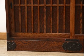 中古　超美品　岩谷堂箪笥　格子のデザインと美しい杢目が上質な和の雰囲気を醸し出す食器棚(キャビネット、収納棚、水屋箪笥、茶棚)(定価約70万円)(R-052337)