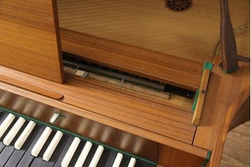和製ビンテージ　希少　東海楽器チェンバロ　TOKAI PIANO(トーカイピアノ)　ジャンク品　ディスプレイにおすすめ!北欧デザインが素朴でかわいらしいピアノ(ヴィンテージ、ディスプレイ、店舗什器)(R-052352)