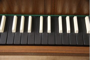 和製ビンテージ　希少　東海楽器チェンバロ　TOKAI PIANO(トーカイピアノ)　ジャンク品　ディスプレイにおすすめ!北欧デザインが素朴でかわいらしいピアノ(ヴィンテージ、ディスプレイ、店舗什器)(R-052352)