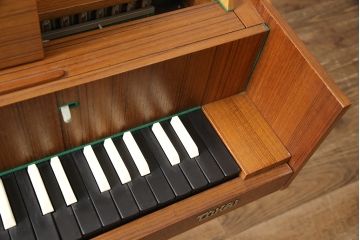 和製ビンテージ　希少　東海楽器チェンバロ　TOKAI PIANO(トーカイピアノ)　ジャンク品　ディスプレイにおすすめ!北欧デザインが素朴でかわいらしいピアノ(ヴィンテージ、ディスプレイ、店舗什器)(R-052352)
