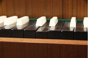 和製ビンテージ　希少　東海楽器チェンバロ　TOKAI PIANO(トーカイピアノ)　ジャンク品　ディスプレイにおすすめ!北欧デザインが素朴でかわいらしいピアノ(ヴィンテージ、ディスプレイ、店舗什器)(R-052352)