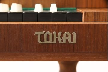 和製ビンテージ　希少　東海楽器チェンバロ　TOKAI PIANO(トーカイピアノ)　ジャンク品　ディスプレイにおすすめ!北欧デザインが素朴でかわいらしいピアノ(ヴィンテージ、ディスプレイ、店舗什器)(R-052352)