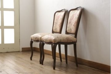 中古　カリモク家具(karimoku)　domani(ドマーニ)　Louis(ルイ)XVシリーズ　淡い色合いと凝ったデザインが気品を感じさせるダイニングチェア2脚セット(定価　2脚約34万円)(椅子)(R-052354)