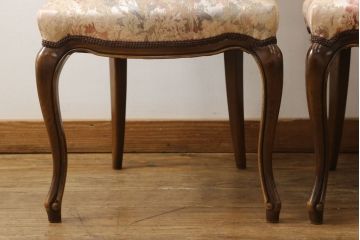 中古　カリモク家具(karimoku)　domani(ドマーニ)　Louis(ルイ)XVシリーズ　淡い色合いと凝ったデザインが気品を感じさせるダイニングチェア2脚セット(定価　2脚約34万円)(椅子)(R-052354)
