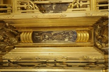 中古　展示品　未使用品　伝統工芸　50代　金仏壇「山水」　細部まで造り込まれた意匠と高級感漂う芸術品のような佇まいが魅力の長岡仏壇(定価約130万円)(R-052356)