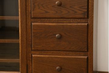 中古美品　カントリーハウス　秋山木工　シンプルな中にもつくりの良さが伺えるサイドボード(キャビネット、引き出し、リビングボード)(R-052368)