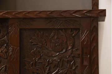 中古　美品　特注品　日光彫り　大胆に彫られた花の彫刻が目を引くキャビネット(定価約65万円)(サイドボード、収納棚、茶箪笥、茶棚)(R-052369)