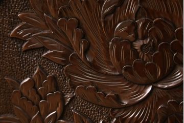中古　美品　特注品　日光彫り　大胆に彫られた花の彫刻が目を引くキャビネット(定価約65万円)(サイドボード、収納棚、茶箪笥、茶棚)(R-052369)