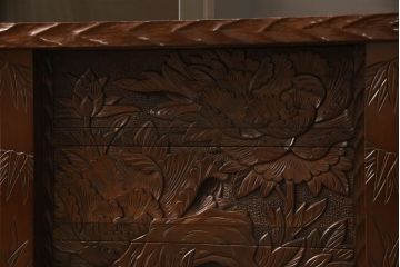 中古　美品　特注品　日光彫り　大胆に彫られた花の彫刻が目を引くキャビネット(定価約65万円)(サイドボード、収納棚、茶箪笥、茶棚)(R-052369)