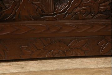 中古　美品　特注品　日光彫り　大胆に彫られた花の彫刻が目を引くキャビネット(定価約65万円)(サイドボード、収納棚、茶箪笥、茶棚)(R-052369)