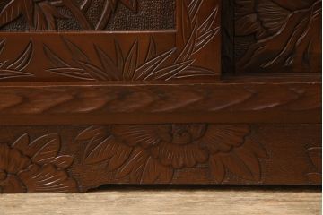 中古　美品　特注品　日光彫り　大胆に彫られた花の彫刻が目を引くキャビネット(定価約65万円)(サイドボード、収納棚、茶箪笥、茶棚)(R-052369)
