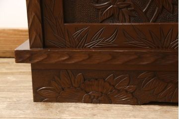 中古　美品　特注品　日光彫り　大胆に彫られた花の彫刻が目を引くキャビネット(定価約65万円)(サイドボード、収納棚、茶箪笥、茶棚)(R-052369)