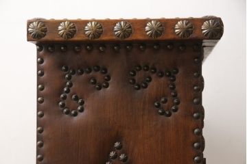 ヨーロッパビンテージ　スペイン輸入家具　本革　リベッティング(鋲打ち)が目を引くキャビネット(収納棚、サイドボード、ヴィンテージ)(R-052372)