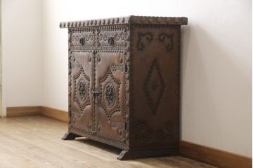 ヨーロッパビンテージ　スペイン輸入家具　本革　リベッティング(鋲打ち)が目を引くキャビネット(収納棚、サイドボード、ヴィンテージ)(R-052372)