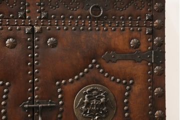 ヨーロッパビンテージ　スペイン輸入家具　本革　リベッティング(鋲打ち)が目を引くキャビネット(収納棚、サイドボード、ヴィンテージ)(R-052372)