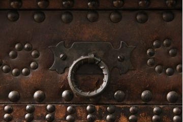 ヨーロッパビンテージ　スペイン輸入家具　本革　リベッティング(鋲打ち)が目を引くキャビネット(収納棚、サイドボード、ヴィンテージ)(R-052372)
