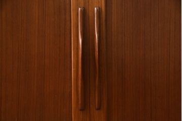 ジャパンビンテージ　洗練された佇まいが美しいシンプルキャビネット(収納棚、食器棚、本箱、ブックケース、飾り棚、ヴィンテージ)(R-052373)
