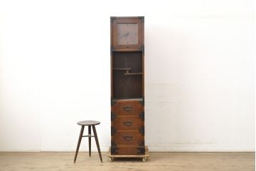 中古　国産民芸家具　1台2役で使い勝手のいい時計付き縦型タンス(箪笥、チェスト)(R-052374)