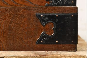 中古　国産民芸家具　1台2役で使い勝手のいい時計付き縦型タンス(箪笥、チェスト)(R-052374)