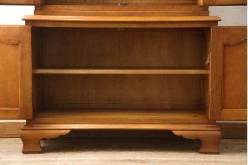 中古　横浜ダニエル(daniel)　温かみのある木の色合いが魅力的なキャビネット(定価約65万円)(カップボード、食器棚、戸棚)(R-052375)