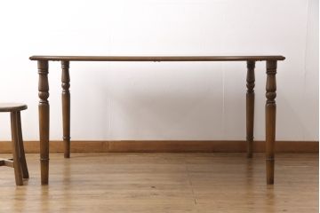 中古　美品　横浜ダニエル(daniel)　品のあるデザインが目を引くダイニングテーブル(食卓)(R-052379)