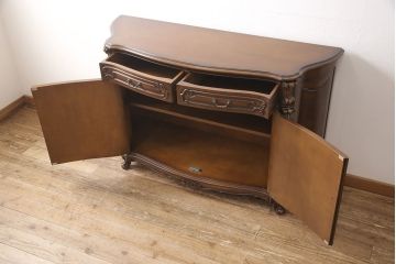 中古　超美品　カリモク家具(karimoku)　domani(ドマーニ)　Louis(ルイ)XVシリーズ　隅々まで施された装飾が美しいサイドボード(定価約80万円)(戸棚、収納棚、キャビネット)(R-052384)