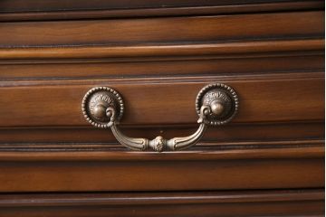 中古　超美品　カリモク家具(karimoku)　domani(ドマーニ)　Louis(ルイ)XVシリーズ　隅々まで施された装飾が美しいサイドボード(定価約80万円)(戸棚、収納棚、キャビネット)(R-052384)