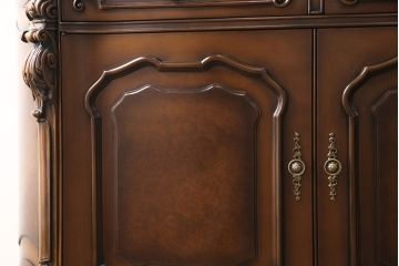 中古　超美品　カリモク家具(karimoku)　domani(ドマーニ)　Louis(ルイ)XVシリーズ　隅々まで施された装飾が美しいサイドボード(定価約80万円)(戸棚、収納棚、キャビネット)(R-052384)