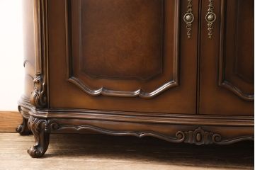 中古　超美品　カリモク家具(karimoku)　domani(ドマーニ)　Louis(ルイ)XVシリーズ　隅々まで施された装飾が美しいサイドボード(定価約80万円)(戸棚、収納棚、キャビネット)(R-052384)